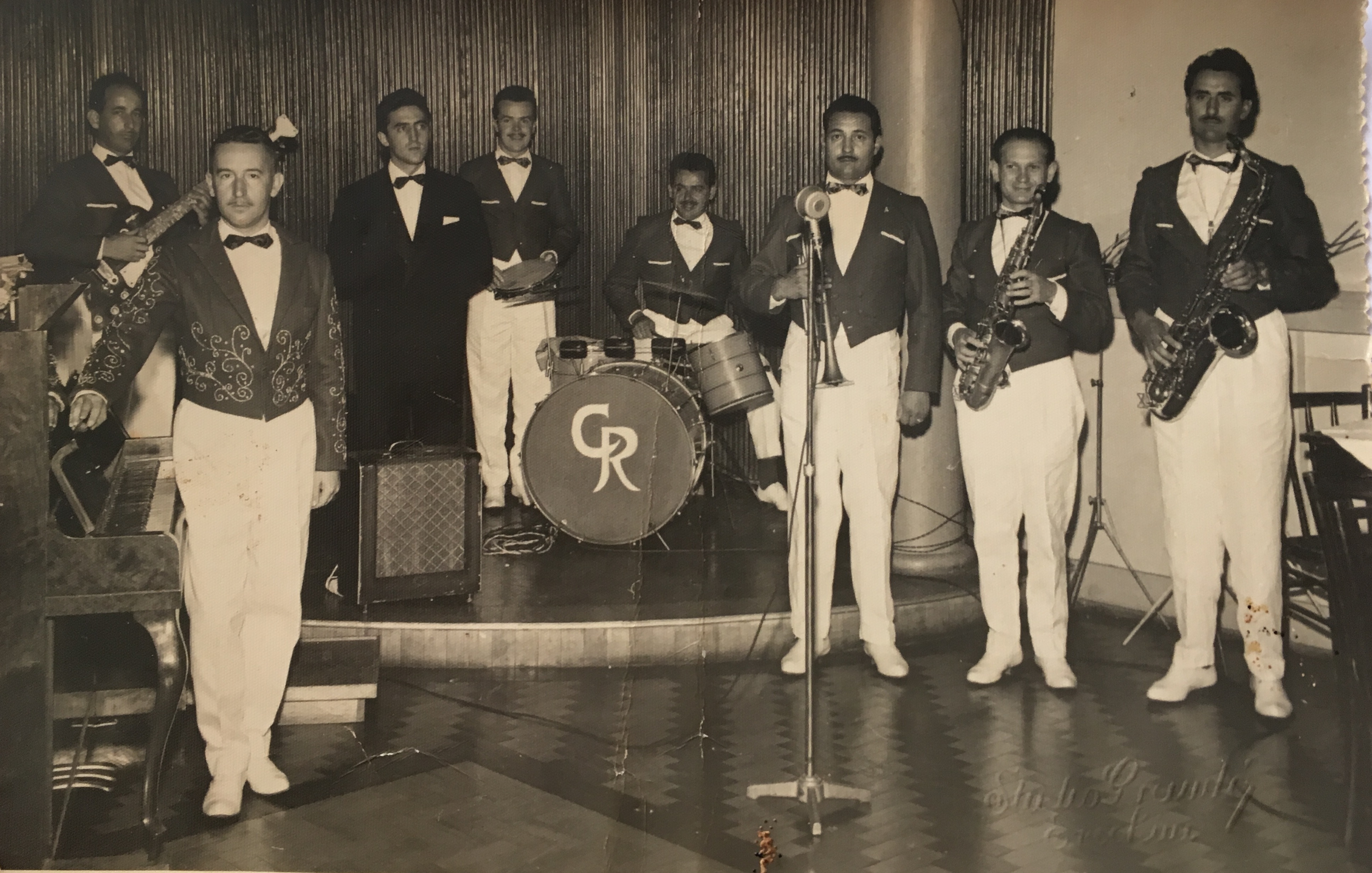 Jazz Típica Ideal no palco do Clube do Comércio década de 1950 com Durval, Oswaldo Engel, Renato Mársico, Francisco Basso Dias, Cunha, Agenor Ramos, Paulo Kameneff e João Ramos