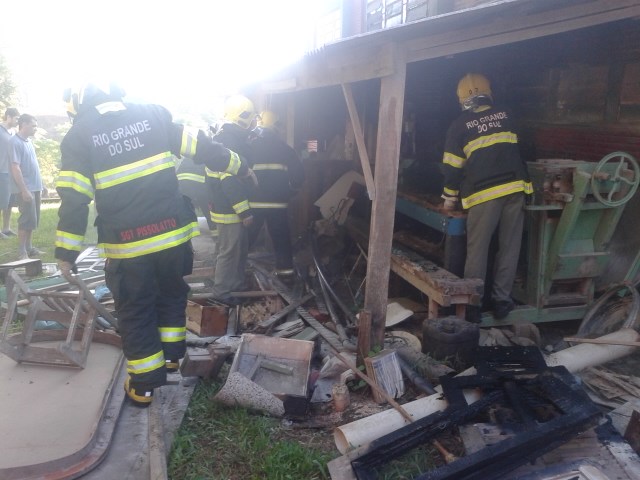 Foto mostra momento da ação dos Bombeiros no local.