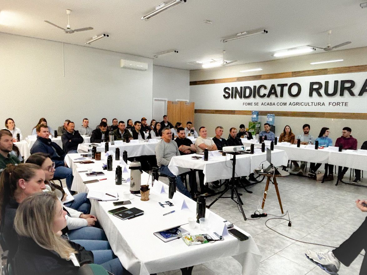 Clínica do Leite ministra curso de gestão para granjas leiteiras em Erechim