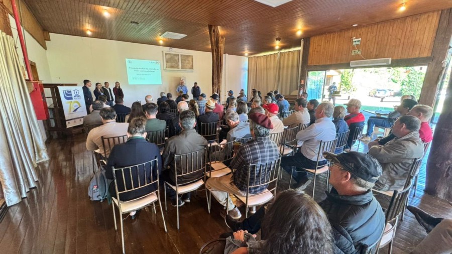 Produtores e especialistas participam de encontro técnico sobre produção de nozes.jpg