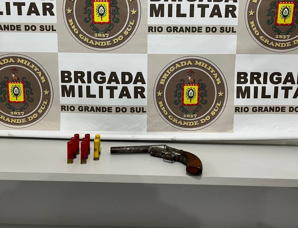Policiais apreenderam uma garrucha e oito munições