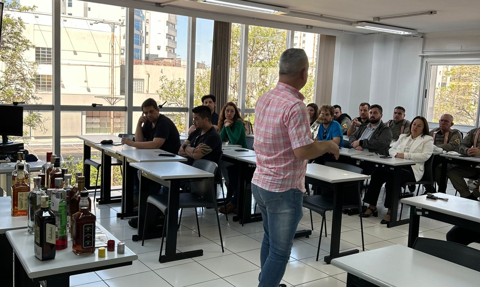 Capacitação aborda práticas de fiscalização de bebidas alcoólicas e alerta sobre riscos do metanol.j