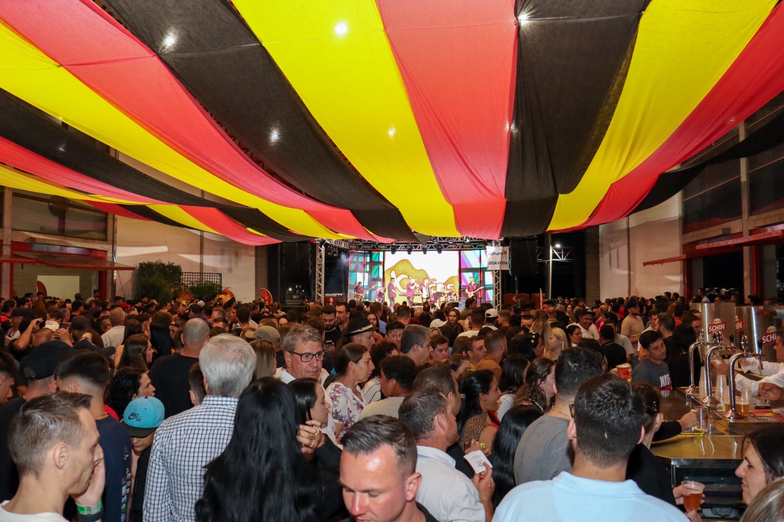Oktoberfest Erechim 2025 abre com grande público, cultura e emoção no Parque da ACCIE