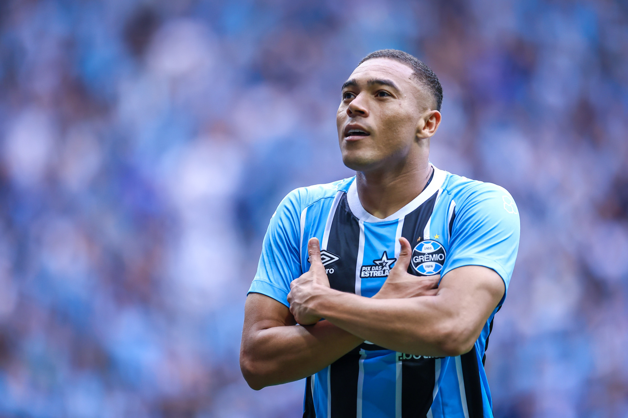 Centroavante marcou um gol no primeiro tempo e dois na segunda etapa