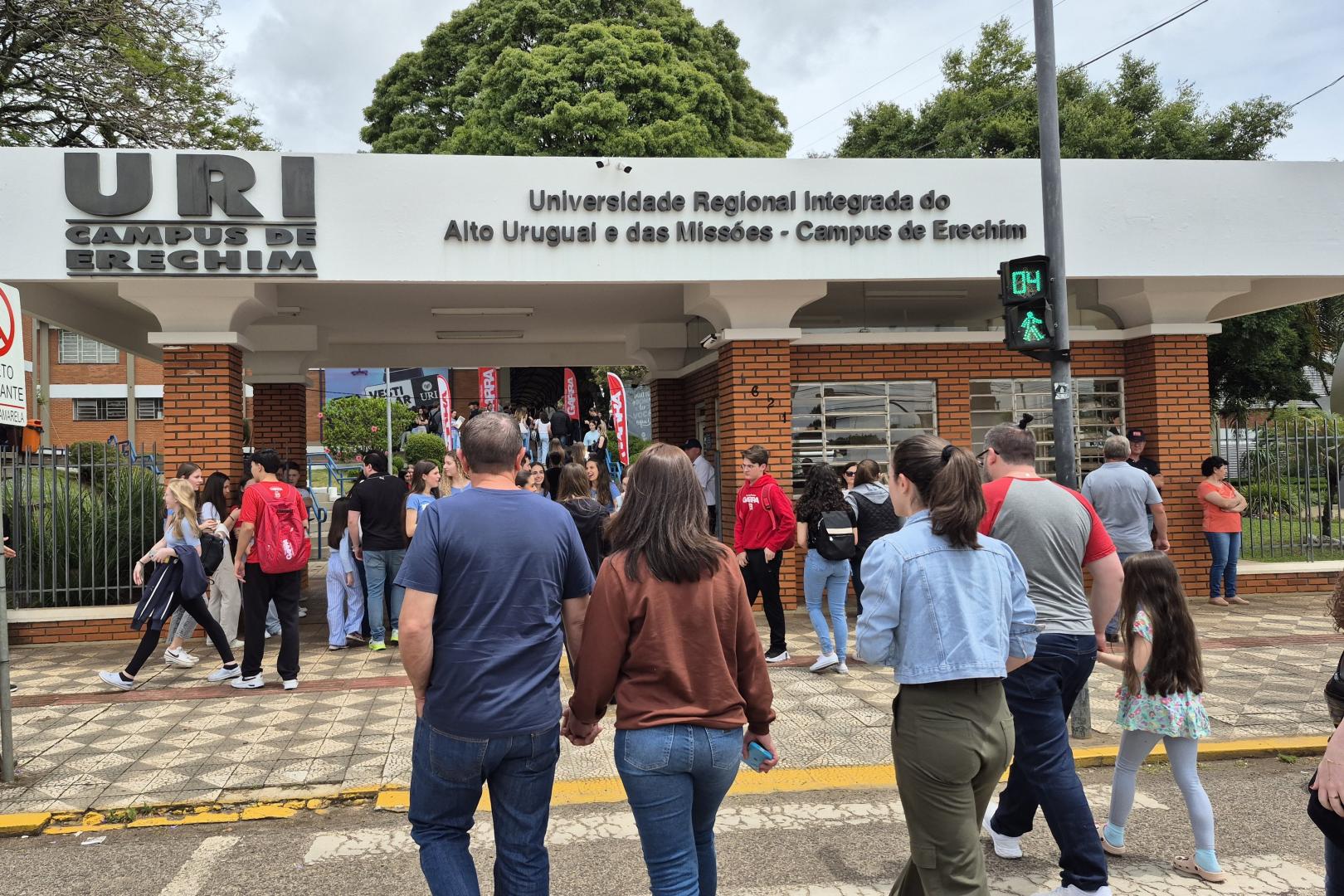 Movimentação de candidatos começou ainda no final da manhã.jpg