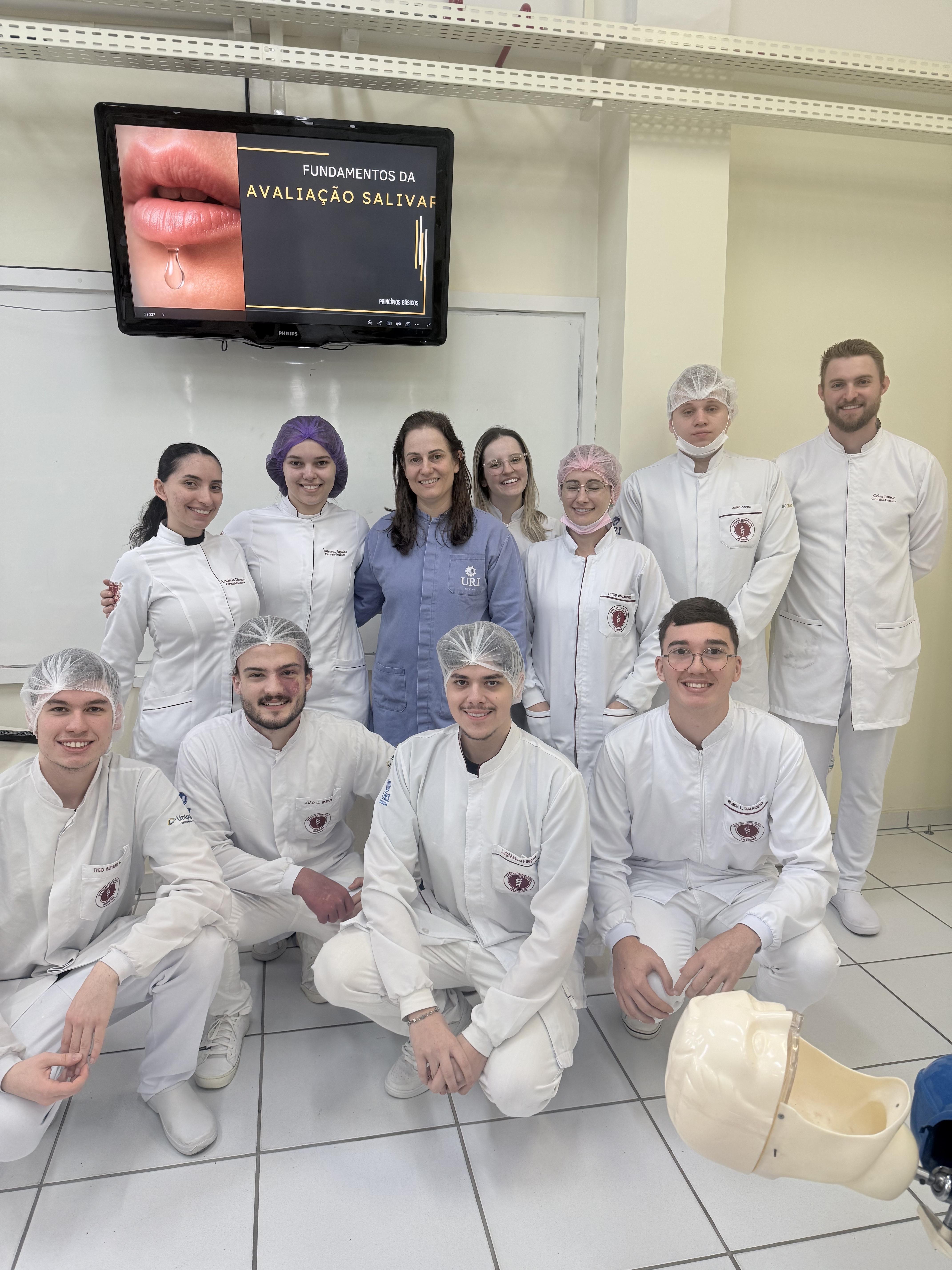 Acadêmicos e profissionais participantes do curso de extensão.jpeg